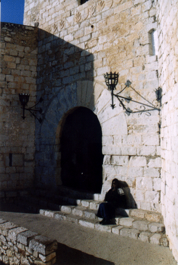 Jacqui at the main gate to Pe�iscola Castle, Spain