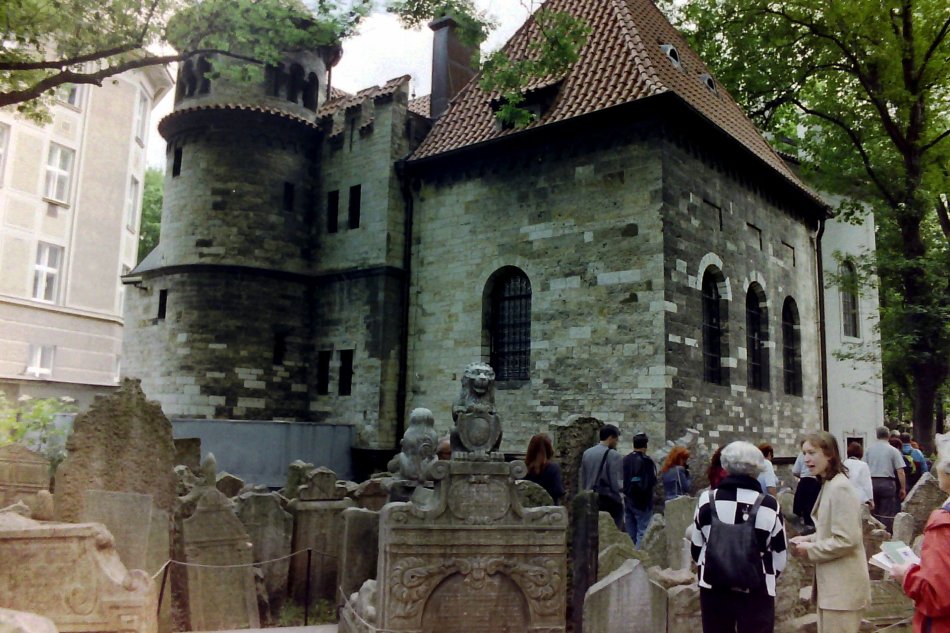 Touring the Old Jewish Cemetery, Prague, Czech Republic